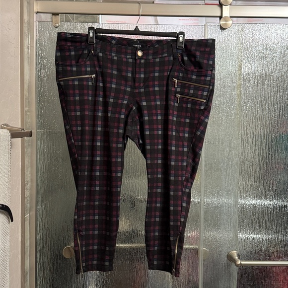 Torrid Black and Red Plaid Capris - Picture 3 of 8